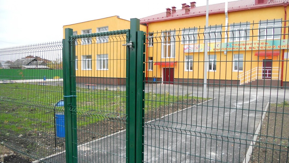 Установка безопасных ограждений для детских площадок в Белгороде