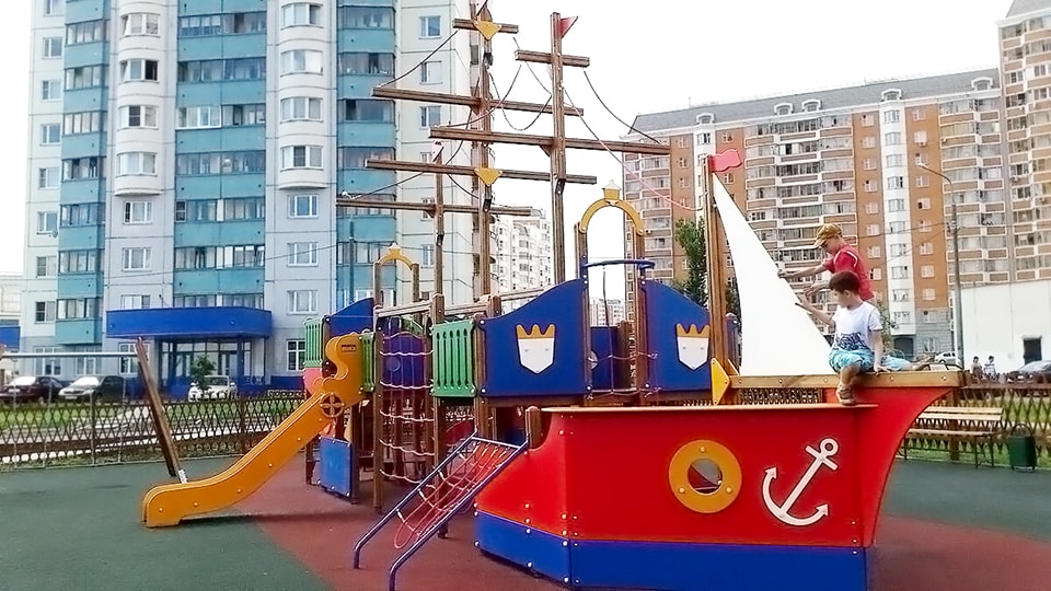 Монтаж корабликов на детской площадке в Белгороде